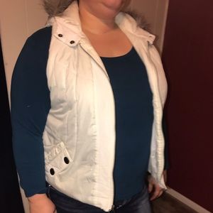 White vest with fur